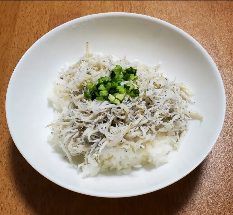 Snapdishの料理写真:釜揚げしらす丼|ナナさん