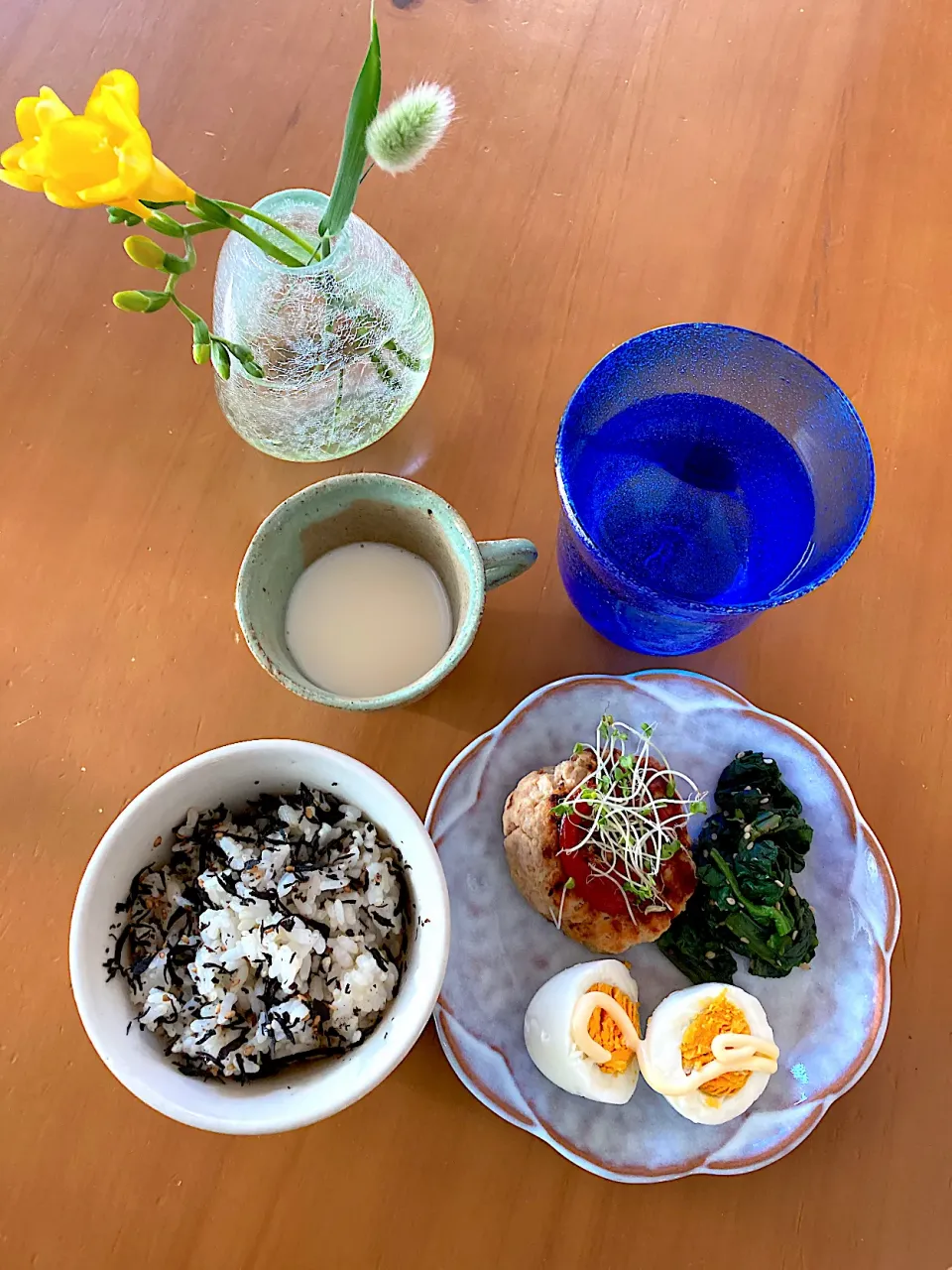 昨日のおひとりさまランチ💛ひじきご飯、豆腐ハンバーグ、ゆで卵、ほうれん草の胡麻和え、飲むヨーグルト(´◡`๑)|さくたえさん