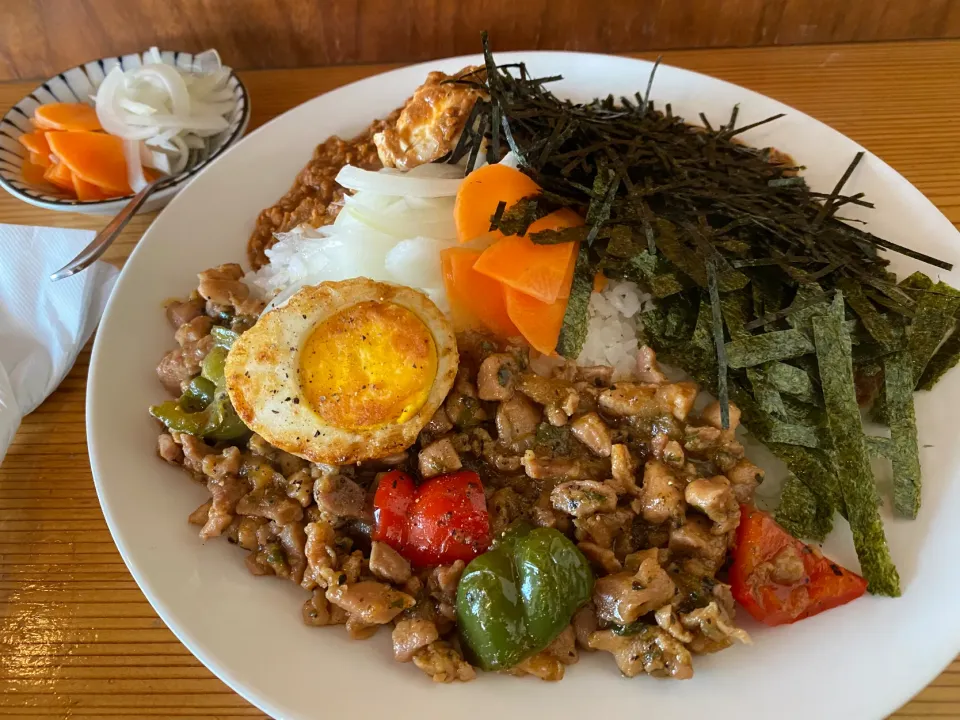 ペッパーガパオと極辛キーマクラシックのりだくのあいがけ🇹🇭🍛🔥味玉トッピング🥚ピクルスマシマシ🥒|buhizouさん