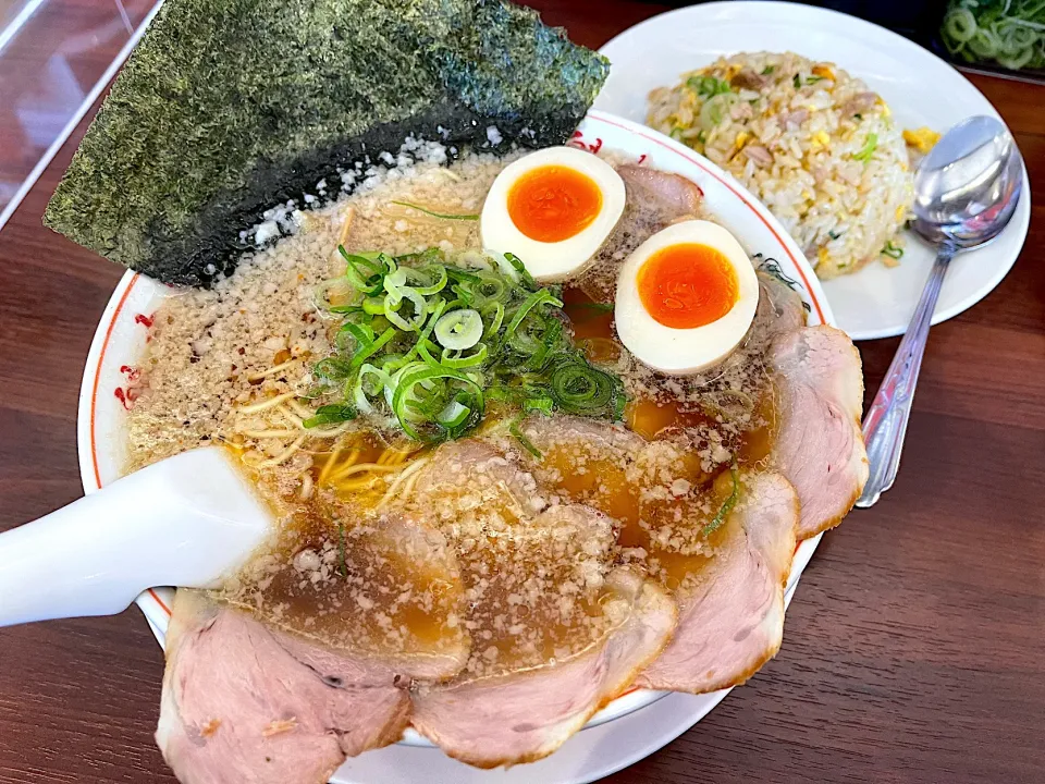 特製醤油全部のせラーメン　焼きめし定食|マハロ菊池さん