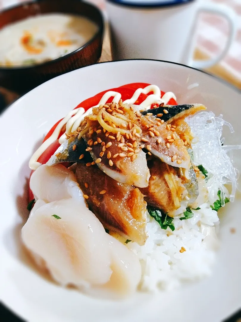 イワシの漬けにホタテとプチプチの丼と粕汁|mikeyさん