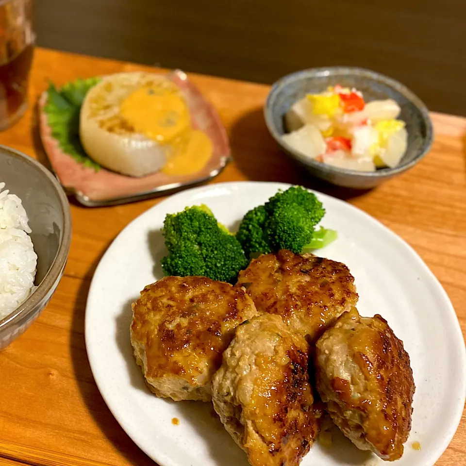 Snapdishの料理写真:もち入り豚つくね　焼き大根の味噌だれ　白菜の塩糀サラダ|ちぐあささん