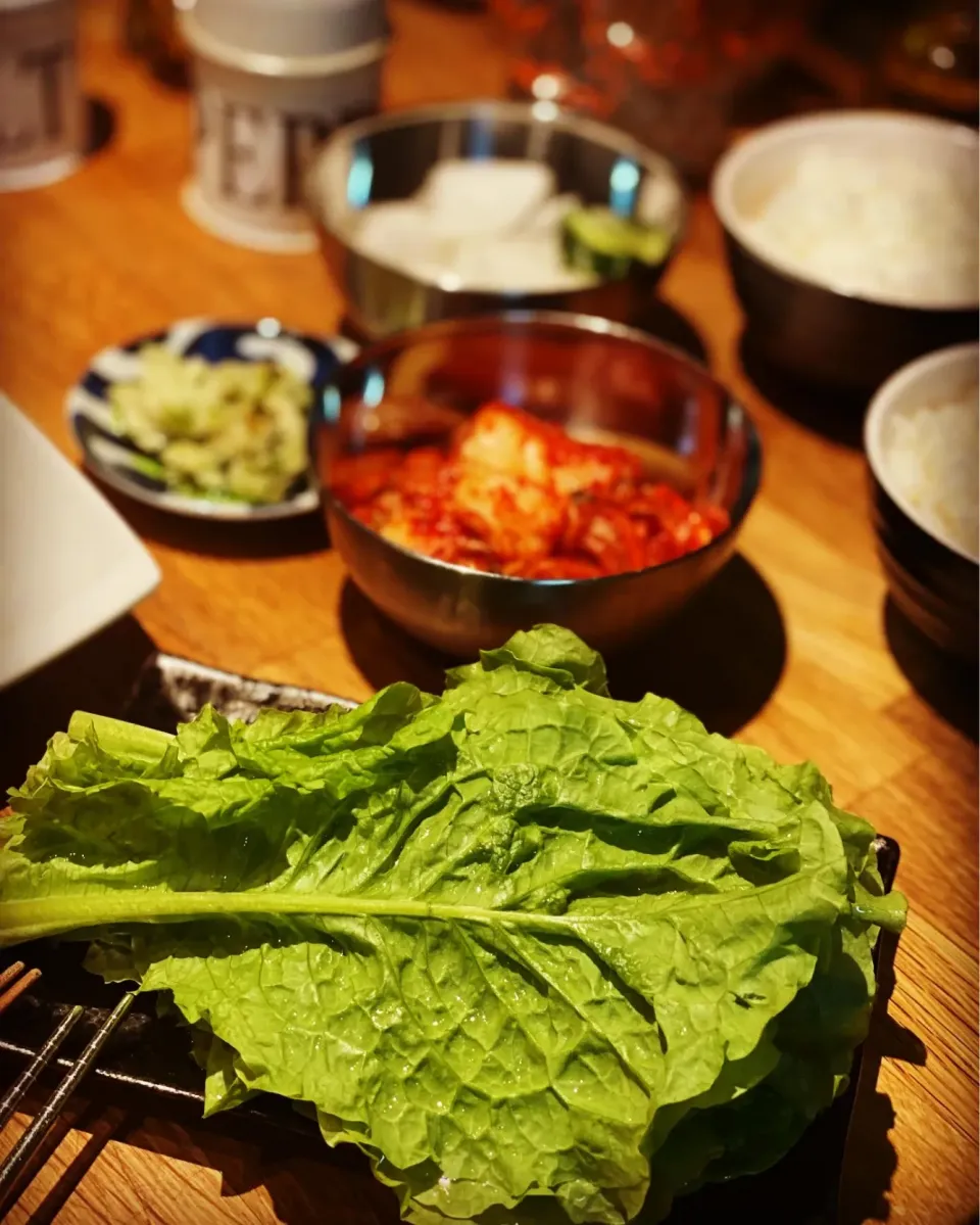 Dinner Dinner Dinner 
Korean Style BBQ Pork Loin 
With Fresh lettuce 🥬 Kimchi Marinated Garlic pickled Veg steamed Rice 🍚 
#korean #bbqpork 
#chefemanuel 
#ho|Emanuel Hayashiさん