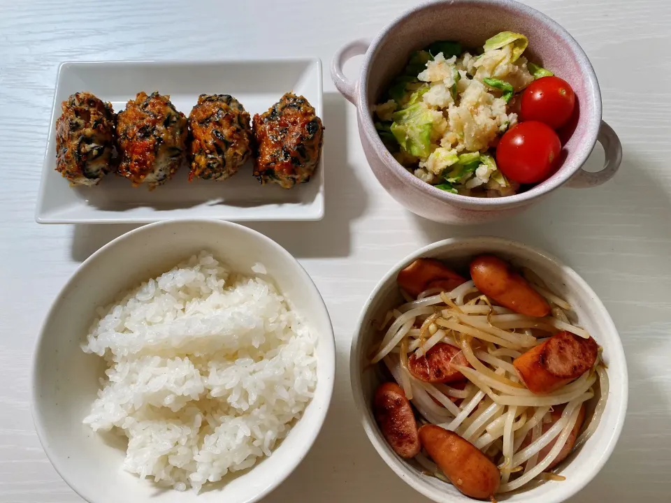 鶏ひき肉とひじきのつくね＊もやしとソーセージのソテー＊キャベツの和風ポテトサラダ|ぽぷらさん