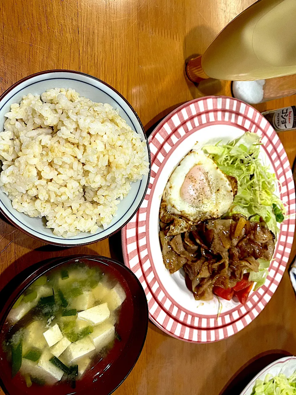 Snapdishの料理写真:#夕飯　ロウカット玄米ご飯、目玉焼き(ターンオーバーじゃないやつ)レタストマトサラダ(キューピーじゃないマヨ)ポーク生姜焼き、豆腐ネギ昆布味噌汁|ms903さん