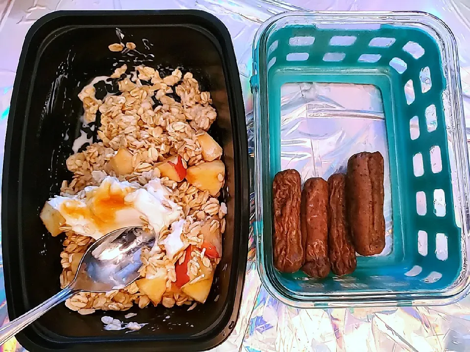 Oats, Yogurt, Honey, Apple with a Side of Chicken Sausage|Ashさん