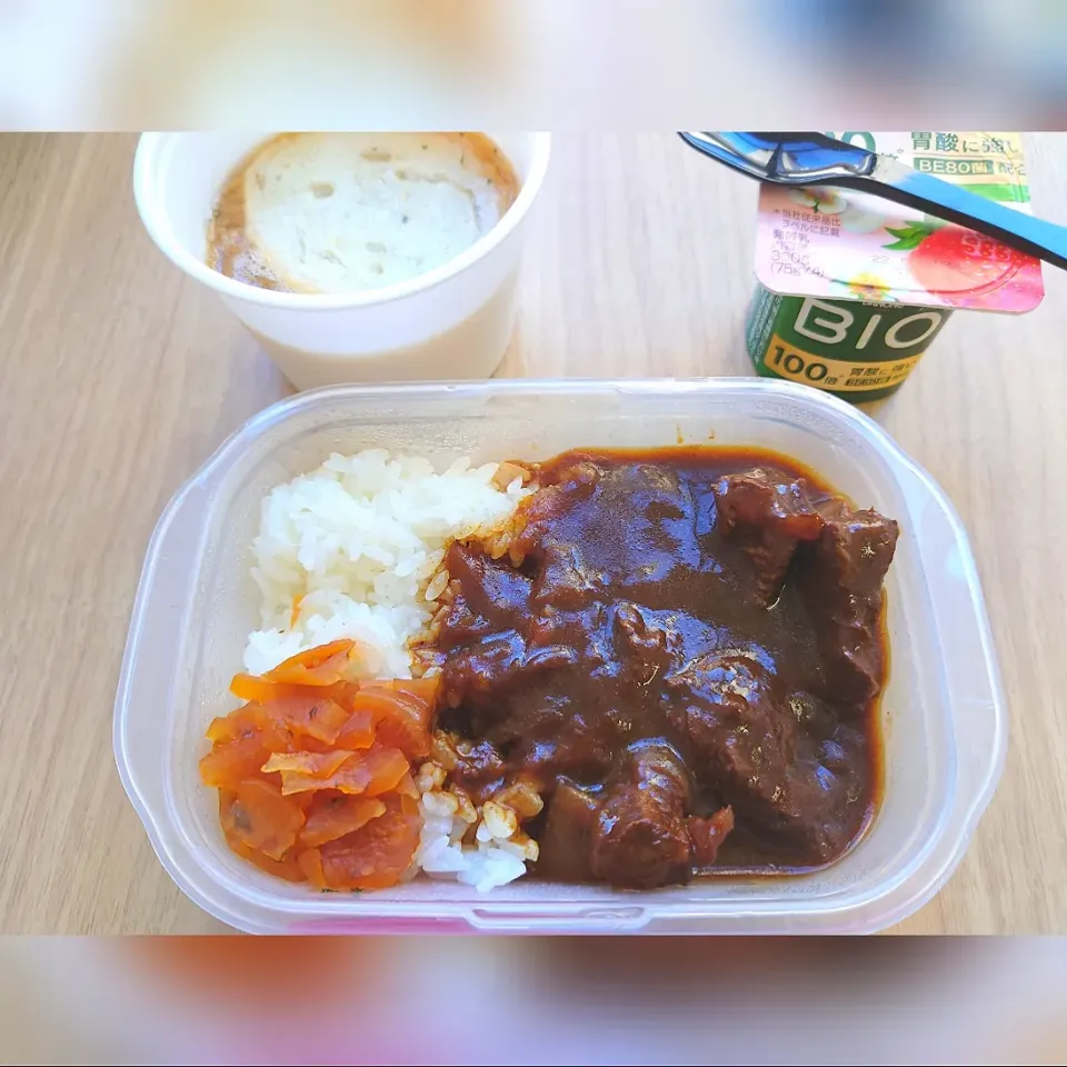 ★今日のお弁当★

✴️牛肉カレー

✴️オニオングラタンスープ（costco）|☆Chieco☆さん