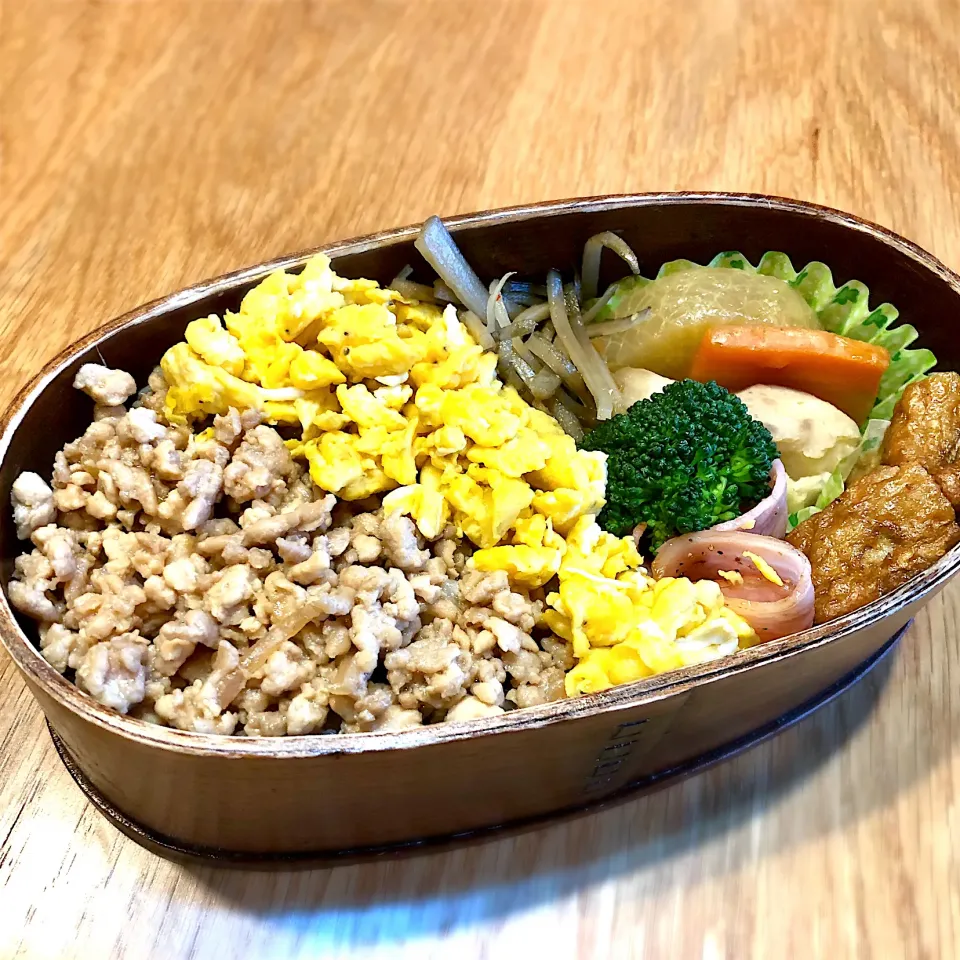 Snapdishの料理写真:サラ弁　　　　　　　　　　　　　　　　　鶏そぼろ　炒り卵　煮物　キンピラごぼう　いわし天|じゅんさんさん