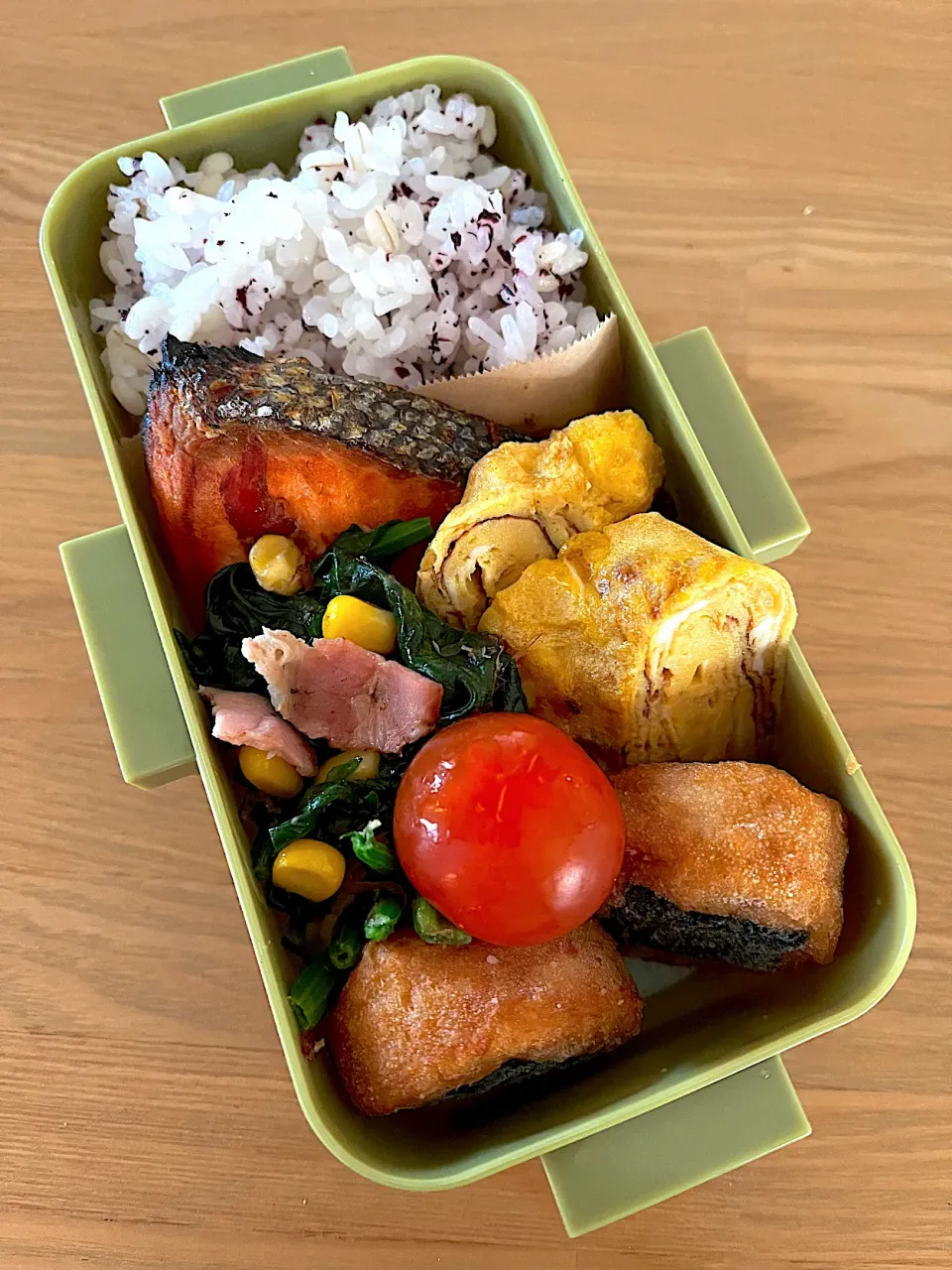 Snapdishの料理写真:塩鮭弁当🍱|ちっくんさん