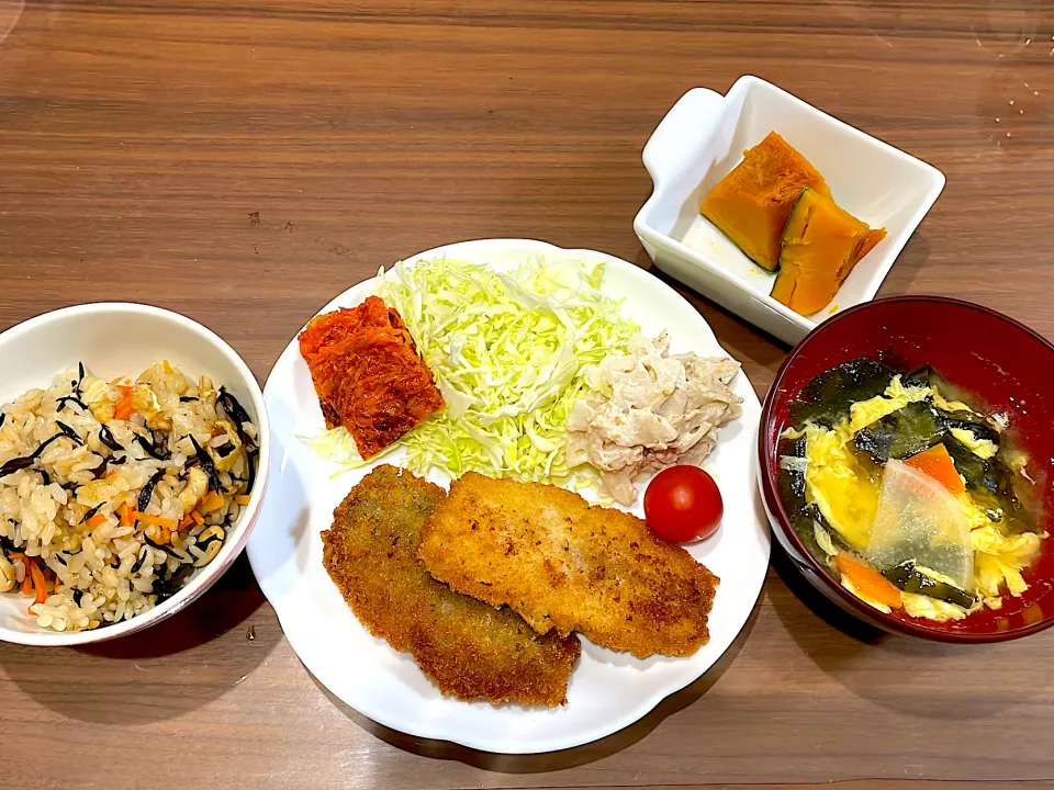 ひじきと大豆の炊き込みご飯　アジフライ　れんこんツナマヨサラダ　人参ガレット　大根と人参の味噌汁　かぼちゃの煮物|おさむん17さん