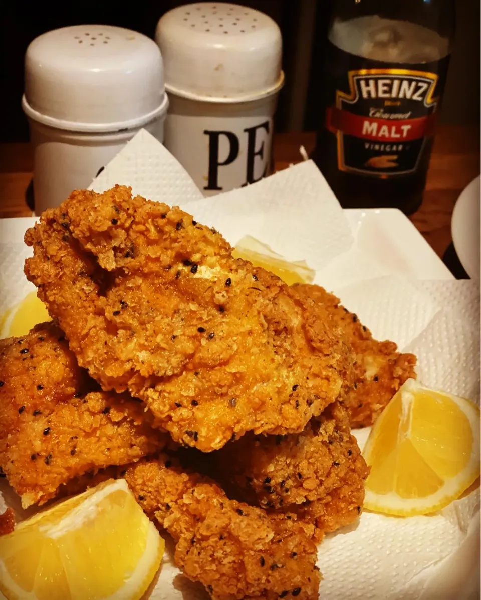 Dinner ! Dinner ! Dinner !  
It’s Friday 
ECFF (Emanuel’s Crunchy Fried Fish ) coated in Breaded Crumbs Cajun Spice & Black Sesame Seeds 
With Freshly Made Jack|Emanuel Hayashiさん