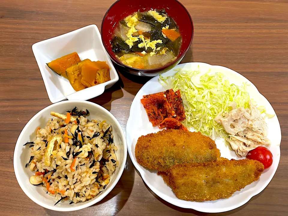 ひじきと大豆の炊き込みご飯　アジフライ　れんこんツナマヨサラダ　人参ガレット　大根と人参の味噌汁　かぼちゃの煮物|おさむん17さん