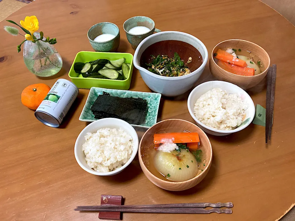 おうちシェフ👩‍🍳PROで玉ねぎ丸ごとスープ💛糠漬け、のり、ピーマンの卵とじ、野菜ジュース、みかん、飲むヨーグルト|さくたえさん