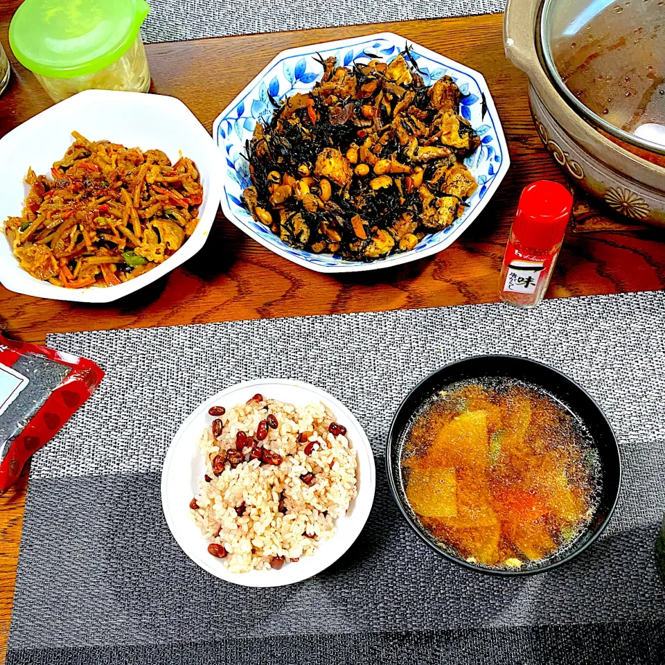 赤飯、豚汁、ひじき煮物、牛肉と野菜のきんぴら炒め|yakinasuさん