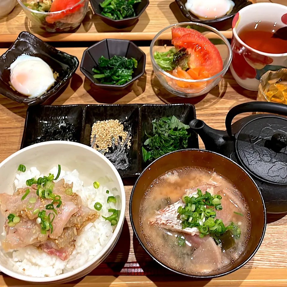 おうちで鯛茶漬け　新鮮な鯛を一尾捌いてもらって鯛茶漬けとあら汁のお夕飯|mokoさん