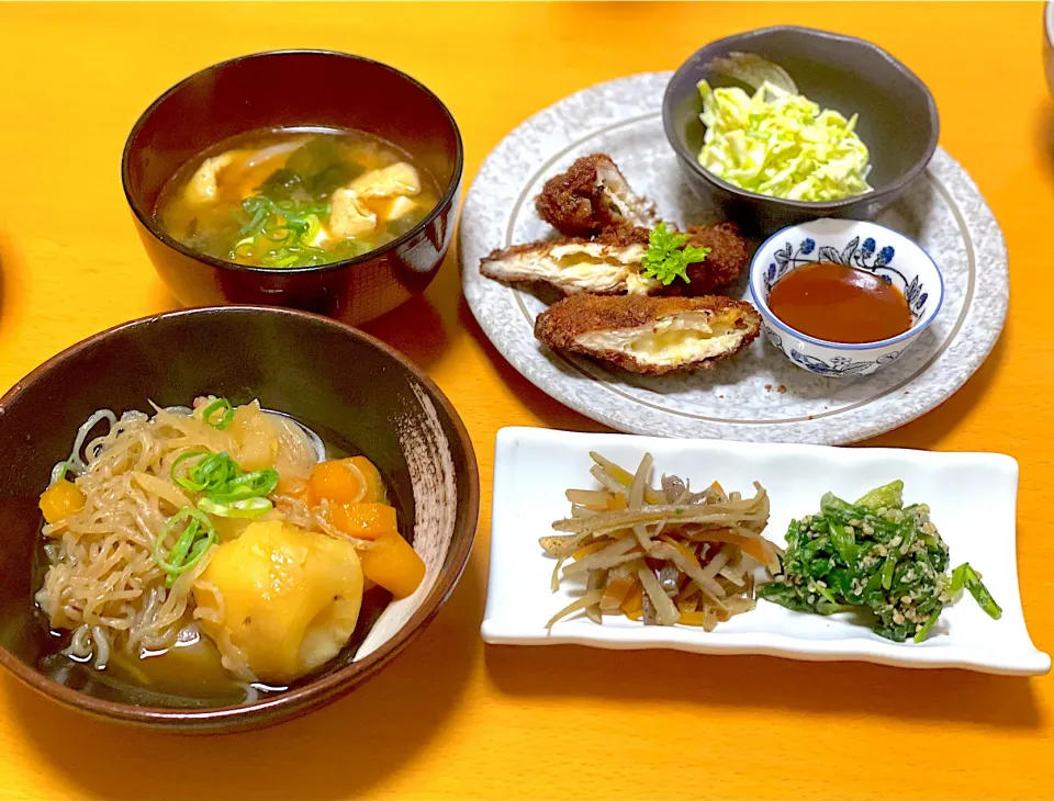 肉じゃが🌟大葉とチーズのチキンカツ🌟キャベツのコールスロー🌟きんぴらごぼう🌟春菊の胡麻和え🌟お味噌汁|まり＊さん