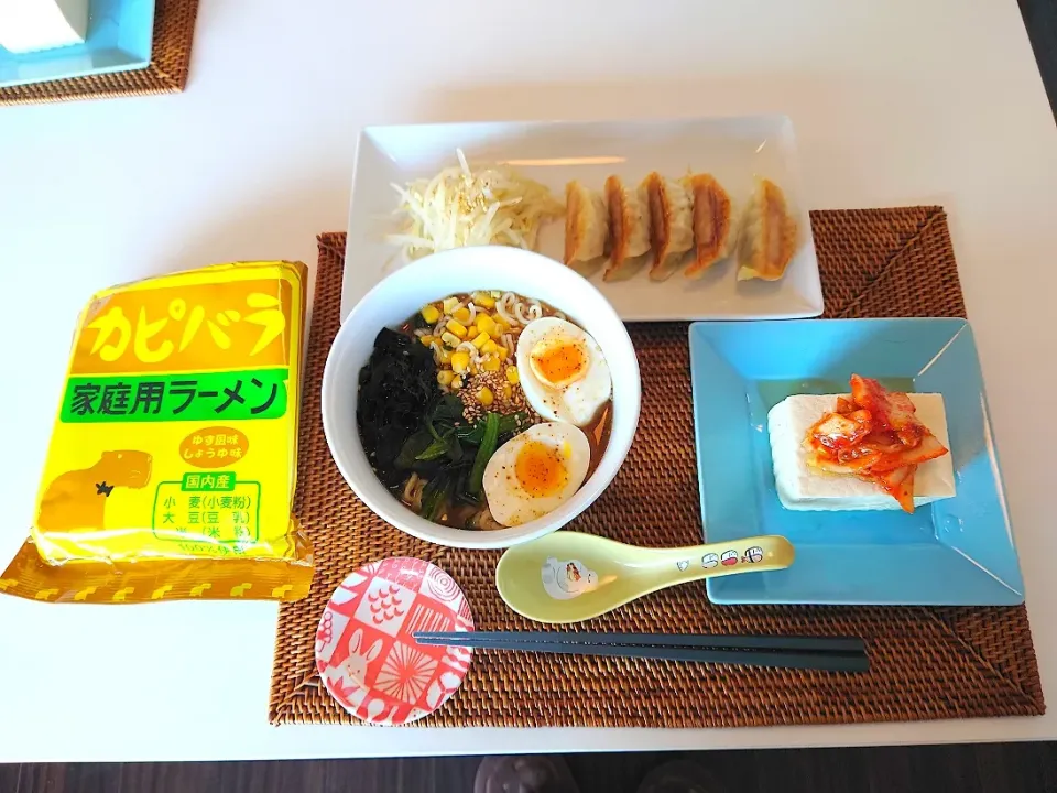 Snapdishの料理写真:今日の昼食　カピバララーメン、餃子、キムチのせ冷奴|pinknari🐰🌈さん