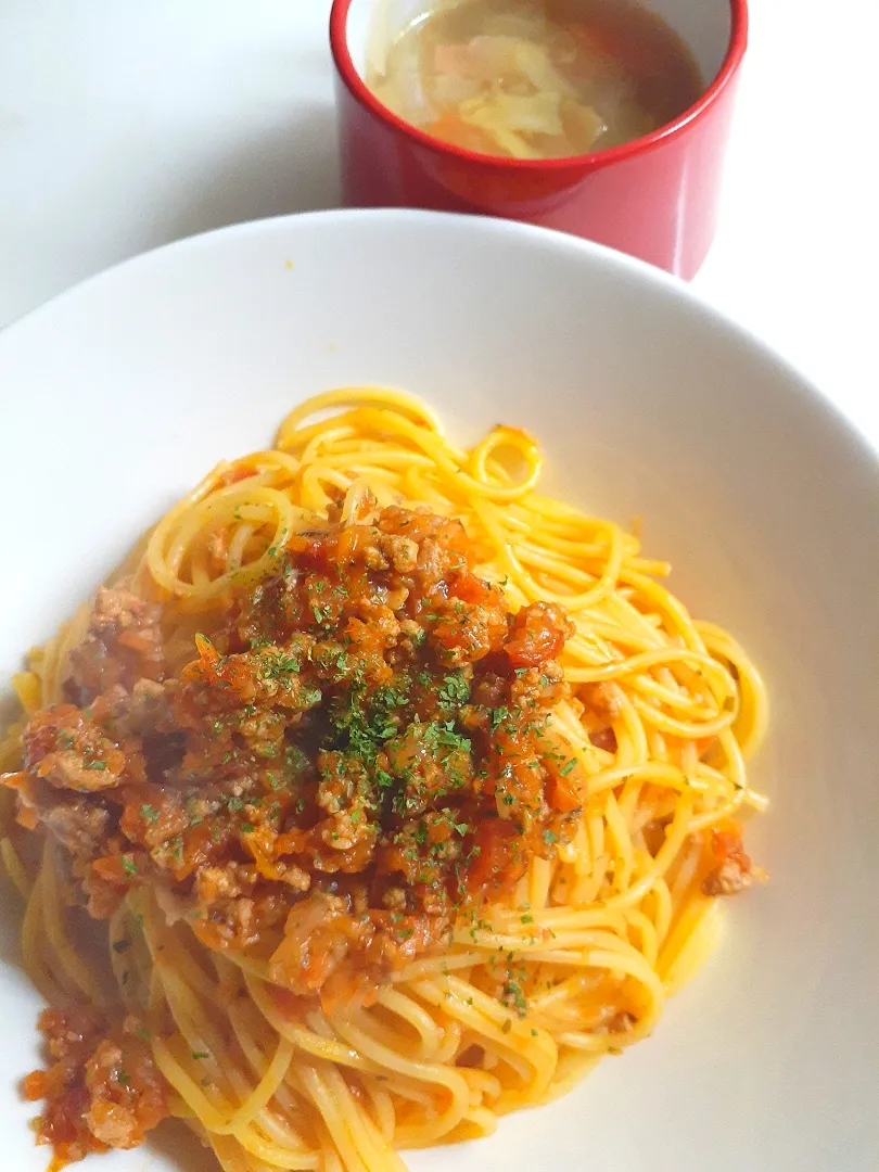 Snapdishの料理写真:☆作りたくない日☆冷凍してあった手作りミートソースと朝の野菜スープで夕飯|ｼｮｺﾗさん