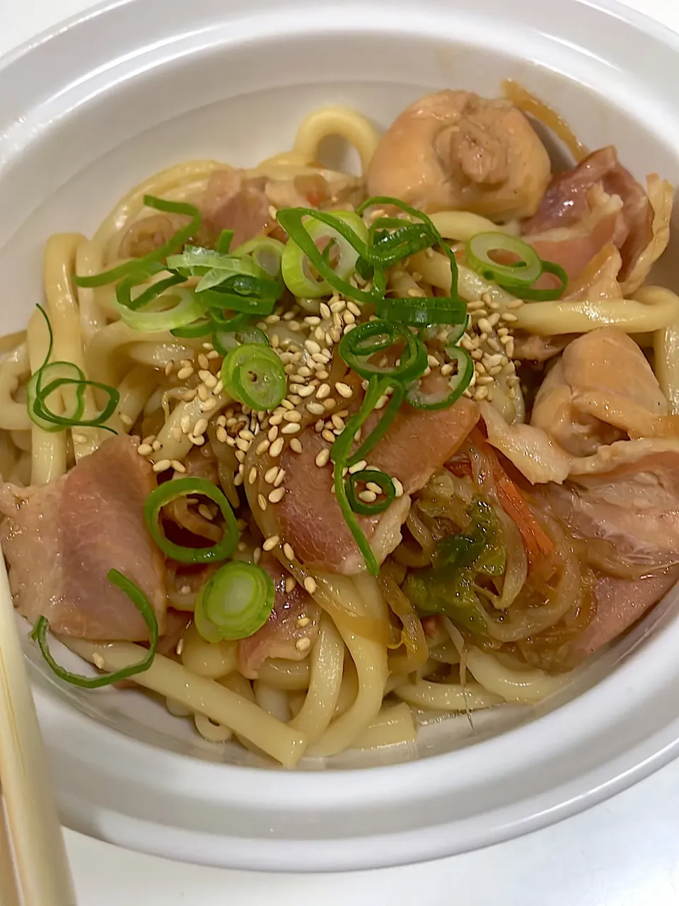 ベーコン、鶏肉、野菜炒めを乗っけた焼きうどん♫🤣🤣🤣❤️❤️❤️❤️❤️‼️|Yoshihiro Andoさん