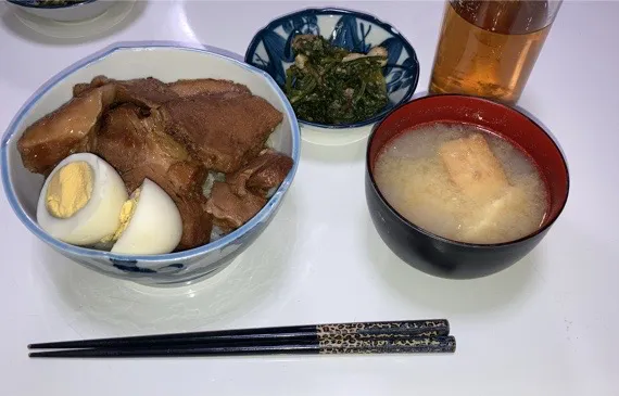 晩御飯🌟焼豚丼。ゆで卵乗せ🌟レンチン胡麻酢和え（菊菜、揚げ）🌟みそ汁（大根、厚揚げ）|Saharaさん