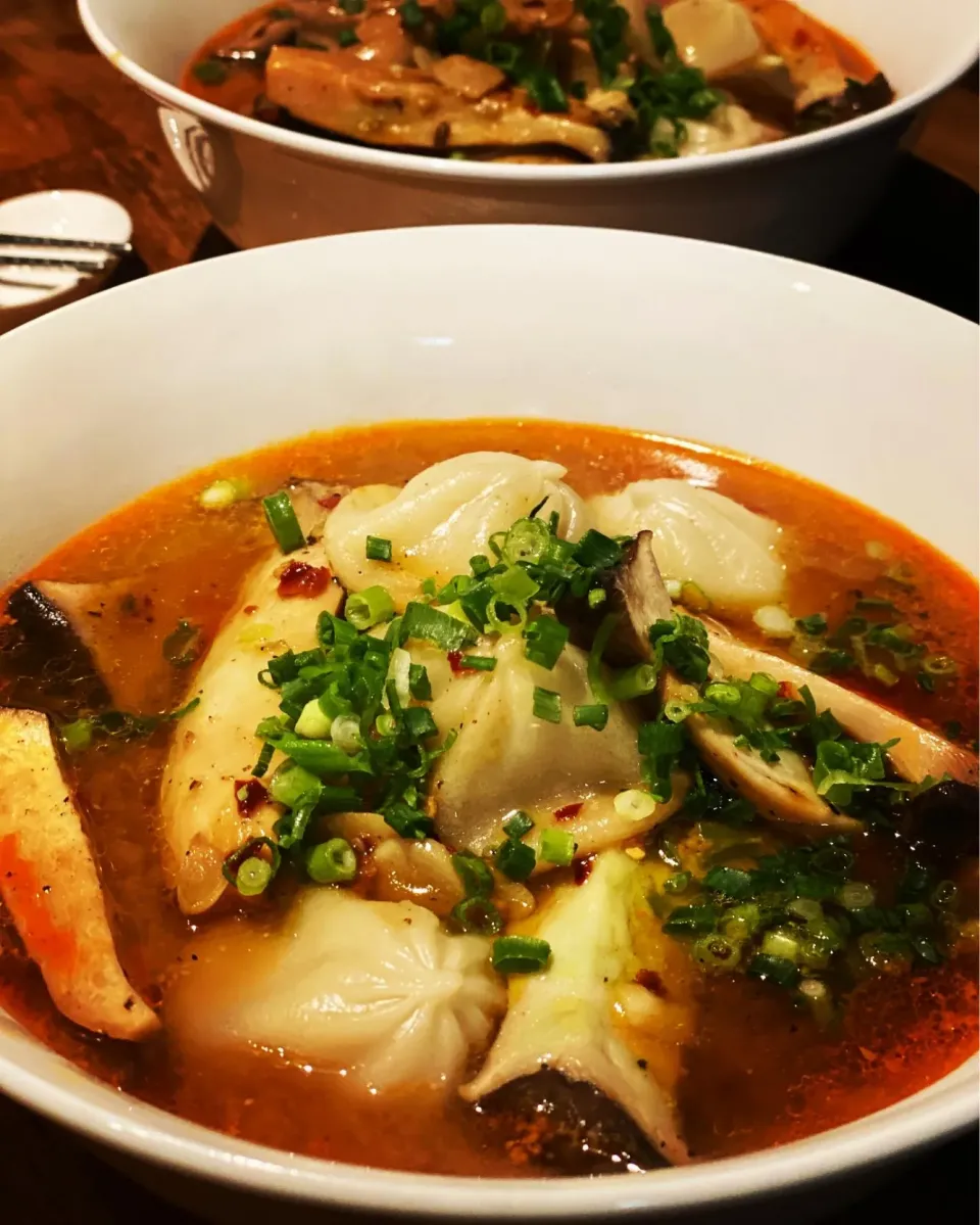 Dinner ! Dinner ! Dinner ! 
Homemade Pork & Miso Stock Ramen with Fresh Eringi cooked in Butter & Garlic & Pork Dumplings Fresh Noodles 🍜 
#ramen #noodles 
#ch|Emanuel Hayashiさん