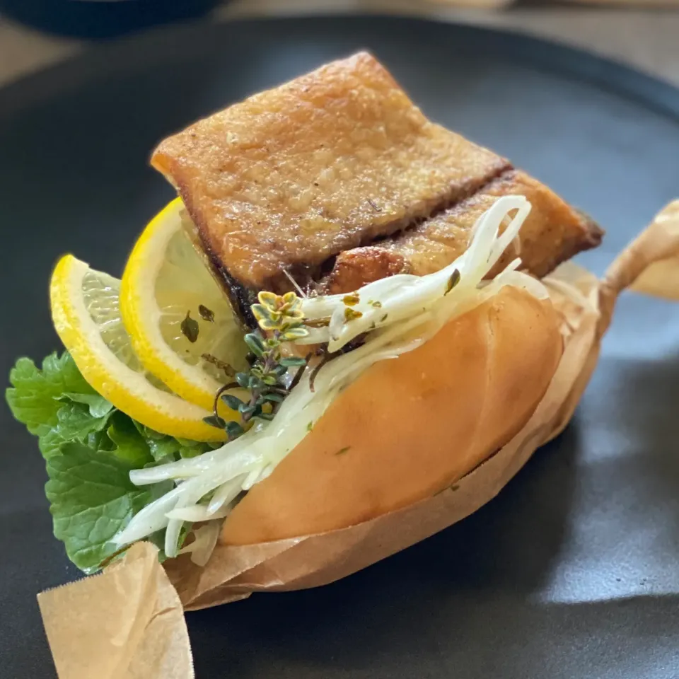 カリッとジューシーサバサンド🧅🐟🥖|ゆきぽん@ゆきの家飲み料理さん