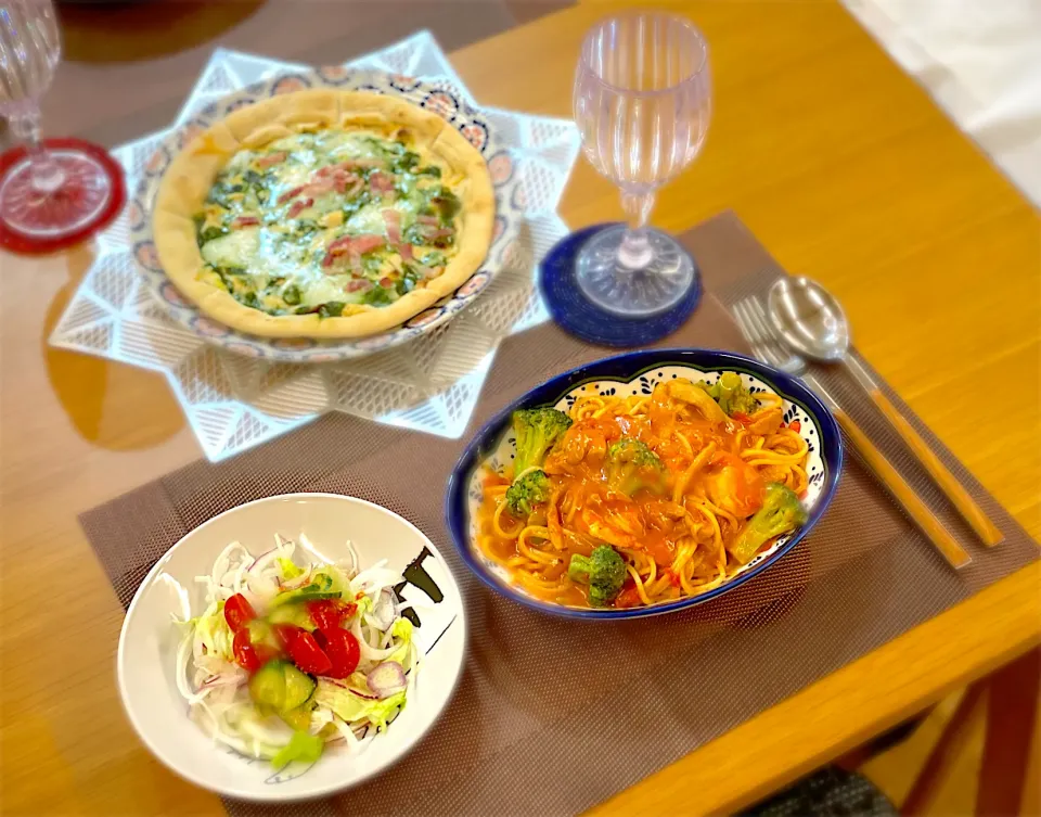 ジェノベーゼピザ　エビブロッコリーチキンのトマトクリームパスタ　サラダ|nana 🍅さん