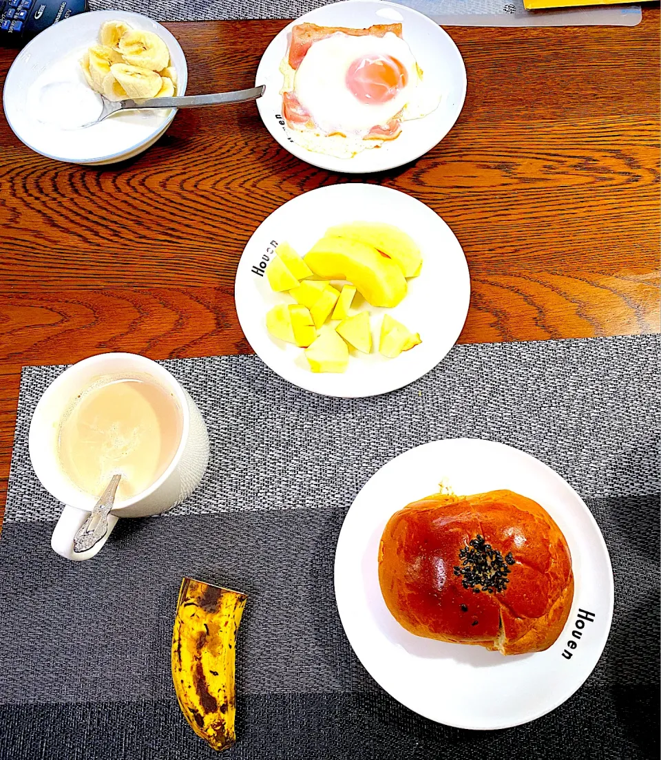 Snapdishの料理写真:2月 26日　朝ごはん　あんぱん、カフェオレ、林檎、バナナ、|yakinasuさん