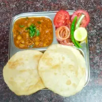 Snapdishの料理写真:Chhole Bhature Punjabi Style|Varuni Joshiさん