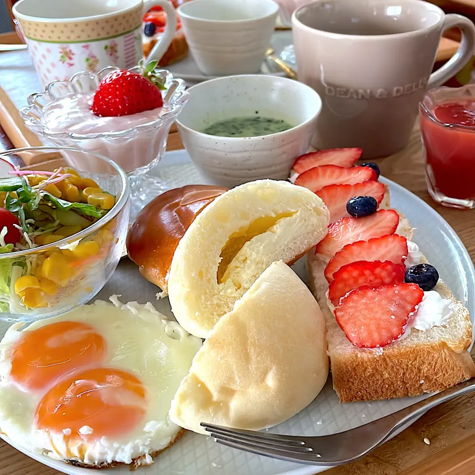 日曜日の朝ごはん🍞いちご農家さんで買ってきたいちごでいちごのオープンサンド🍓|mokoさん