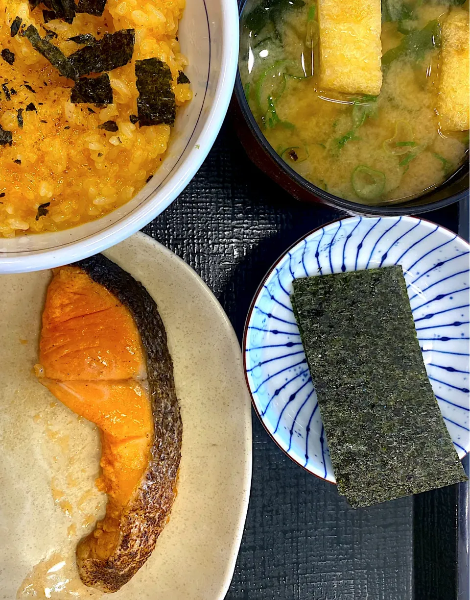 Snapdishの料理写真:銀鮭朝定食＋生卵 450円|すくらんぶるえっぐさん