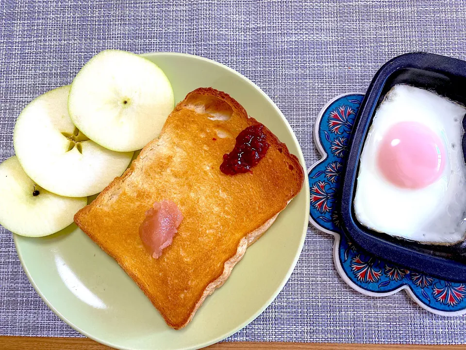 ロミユニのキルシュジャム🍒、紅玉のジャム🍎、目玉焼き、りんご🍏|1614さん