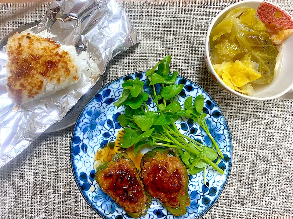 手づくり醤油麹の焼きおにぎり🍙、ピーマンの肉詰め🫑、炊飯器でキャベツまるごと蒸し|1614さん