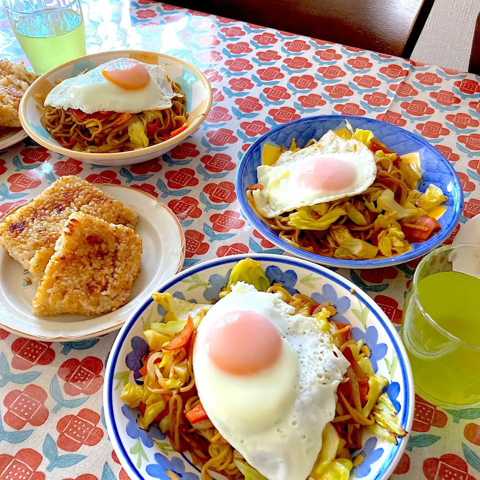 お昼は、焼そばとホットサンドメーカーで作った焼おにぎり|Emiさん