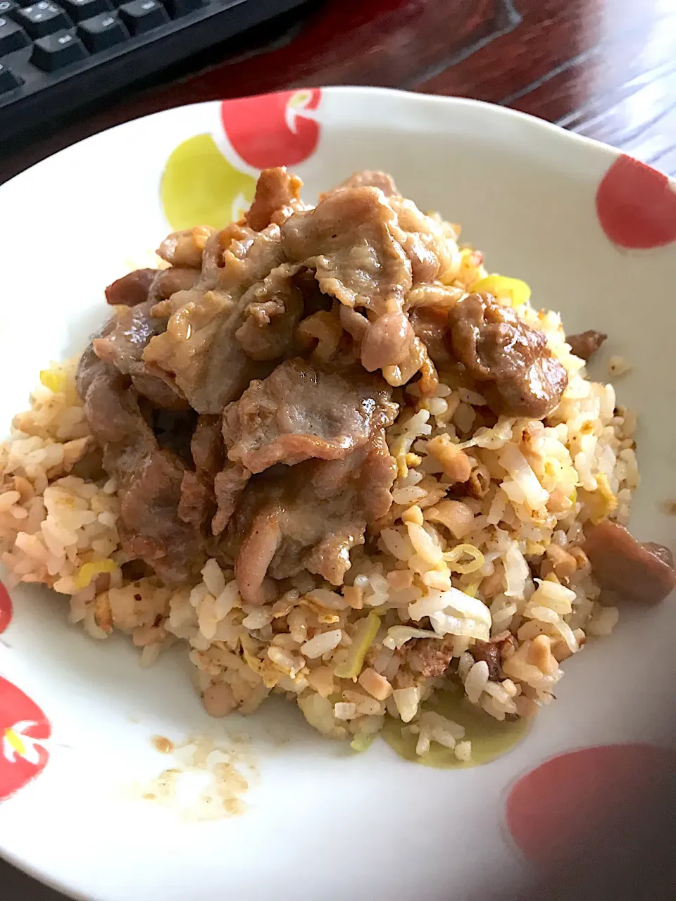 肉のせ納豆チャーハンなお昼ご飯|ちーさん