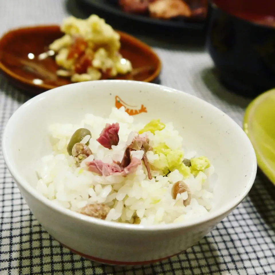 そら豆と炒り大豆と桜のごはん🌸|麻紀子さん