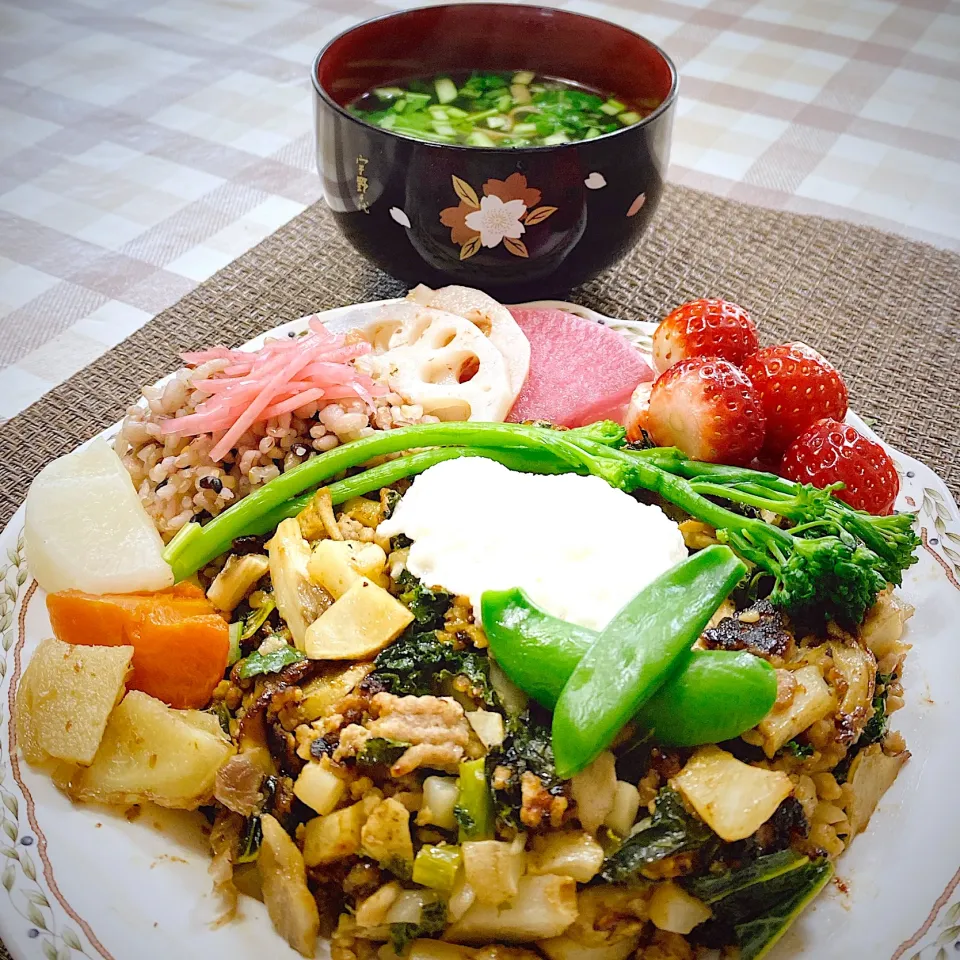 今日のお昼ごはん★ひき肉と菊芋とケールをフライパンで焼いてとろろをかけてみました|riko30294さん