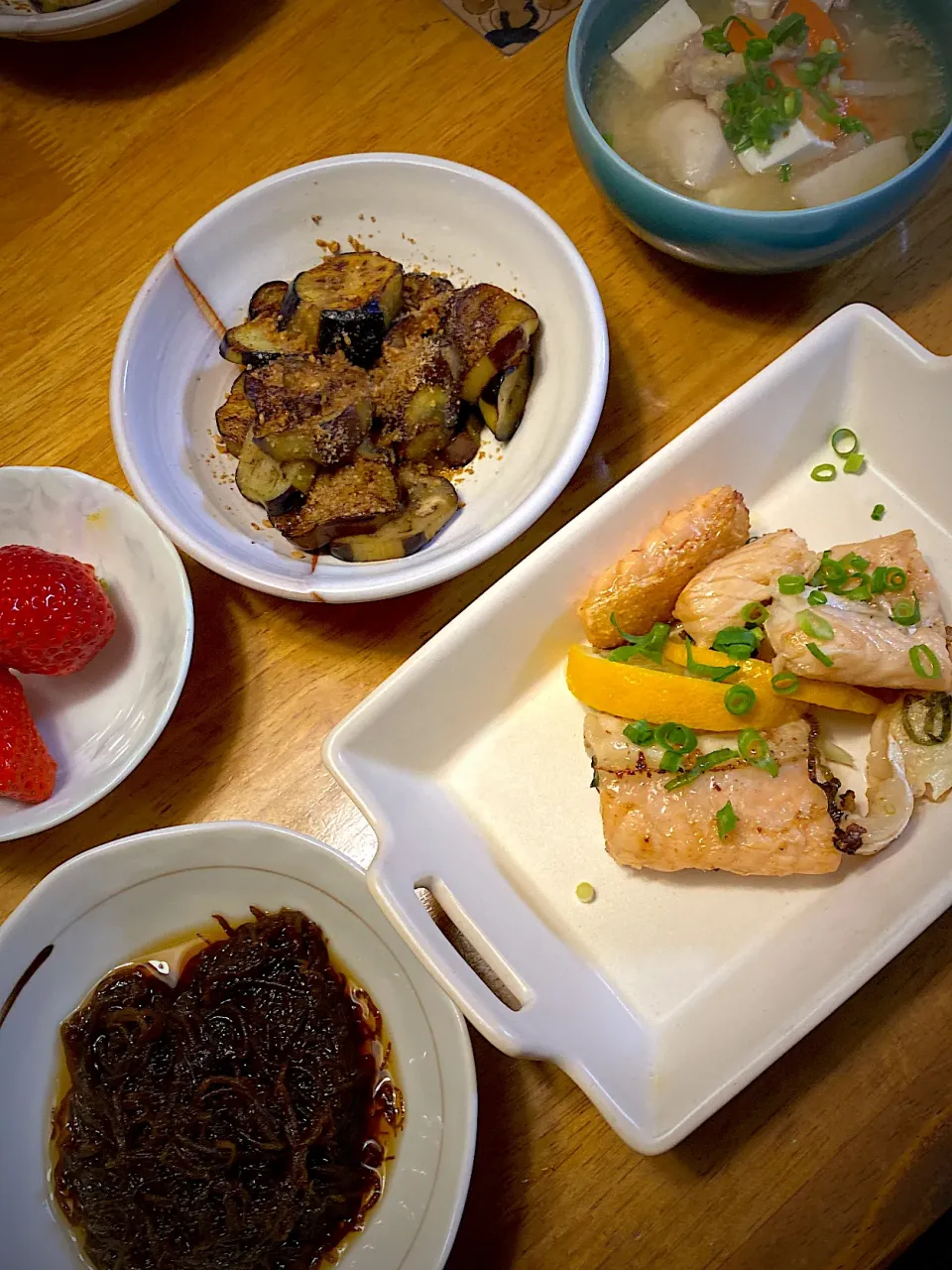 鮭のハラスのネギ塩焼きと、茄子の胡麻和えと、もずく酢と、豚汁|もえさん