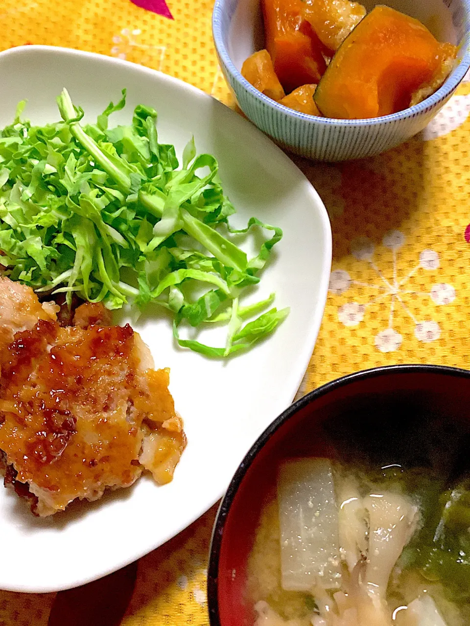 鶏ミンチと蓮根と長芋入りつくね　南瓜煮　味噌汁|掛谷節子さん