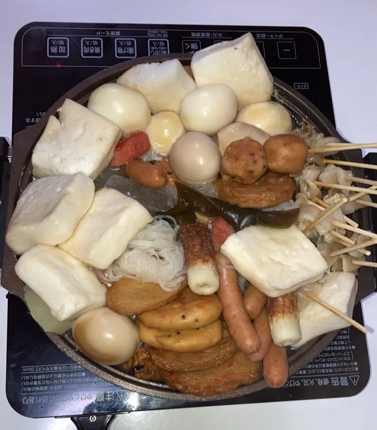 晩御飯は久々のおでん🍢半分以上は練り物。それやのに、練り物追加。母以外は、ご飯片手に。しかも完食。残ったのは少しの煮汁だけ。|Saharaさん