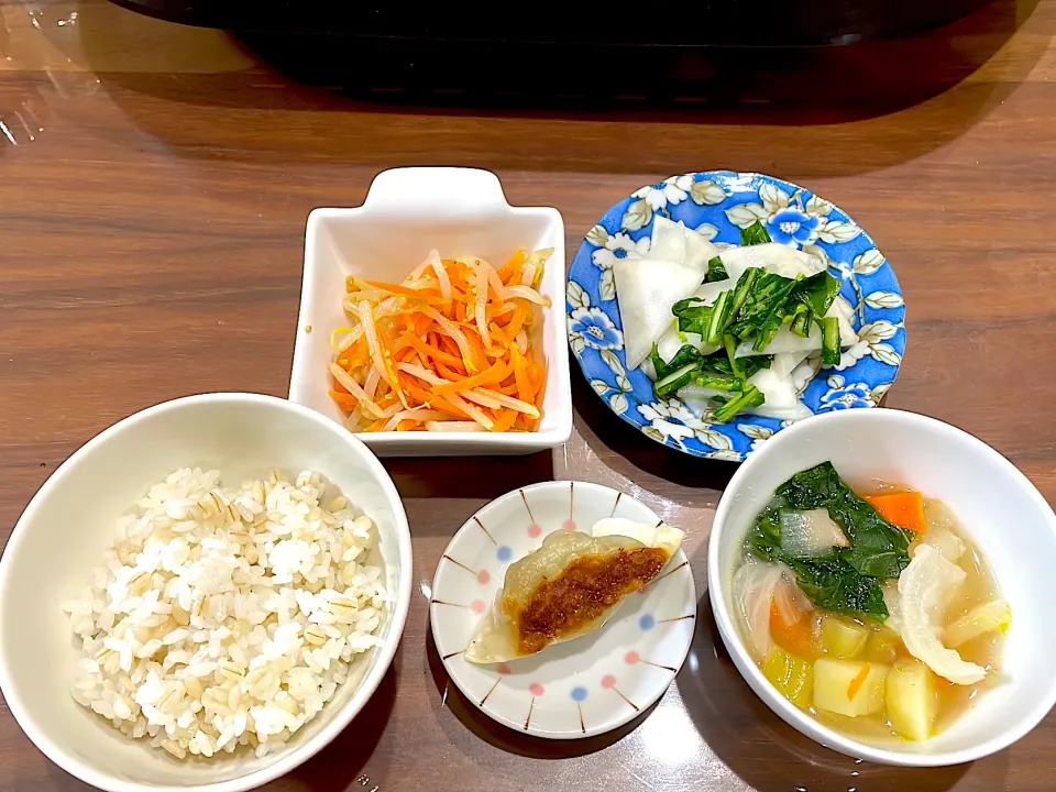 Snapdishの料理写真:手作り餃子　かぶ入野菜スープ　かぶの中華和え　人参ともやしのナムル|おさむん17さん