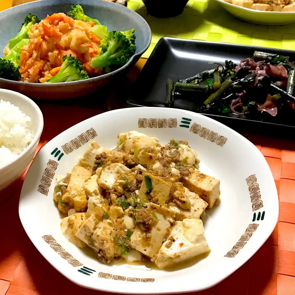 麻婆豆腐、紅菜苔とホタルイカの炒め物、明太ポテトの晩ごはん|ゼニコさん