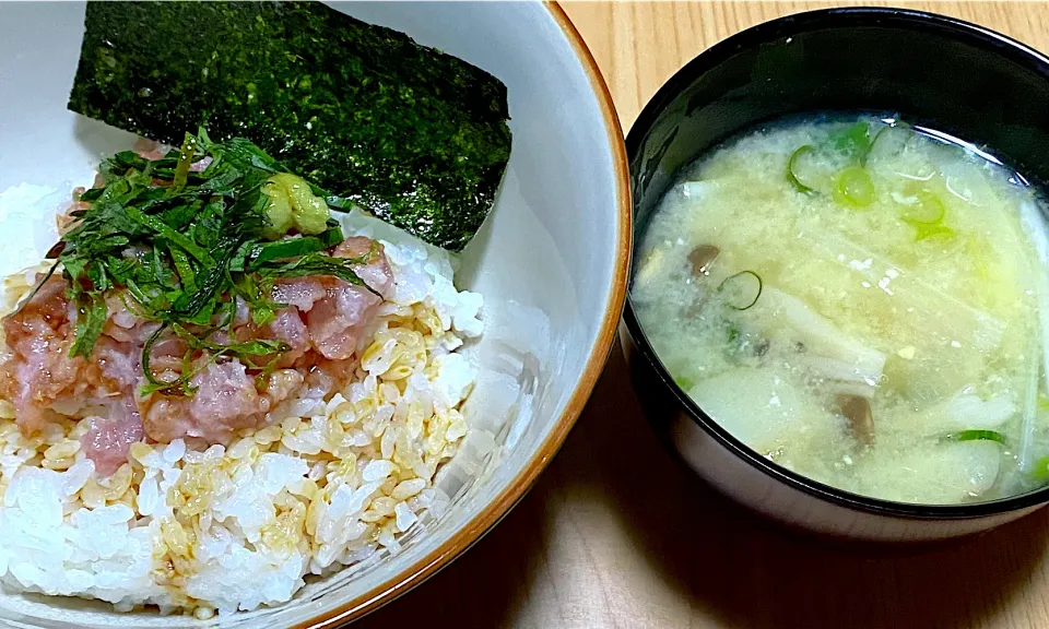 マグロたたき丼と味噌汁|やっちゃさん