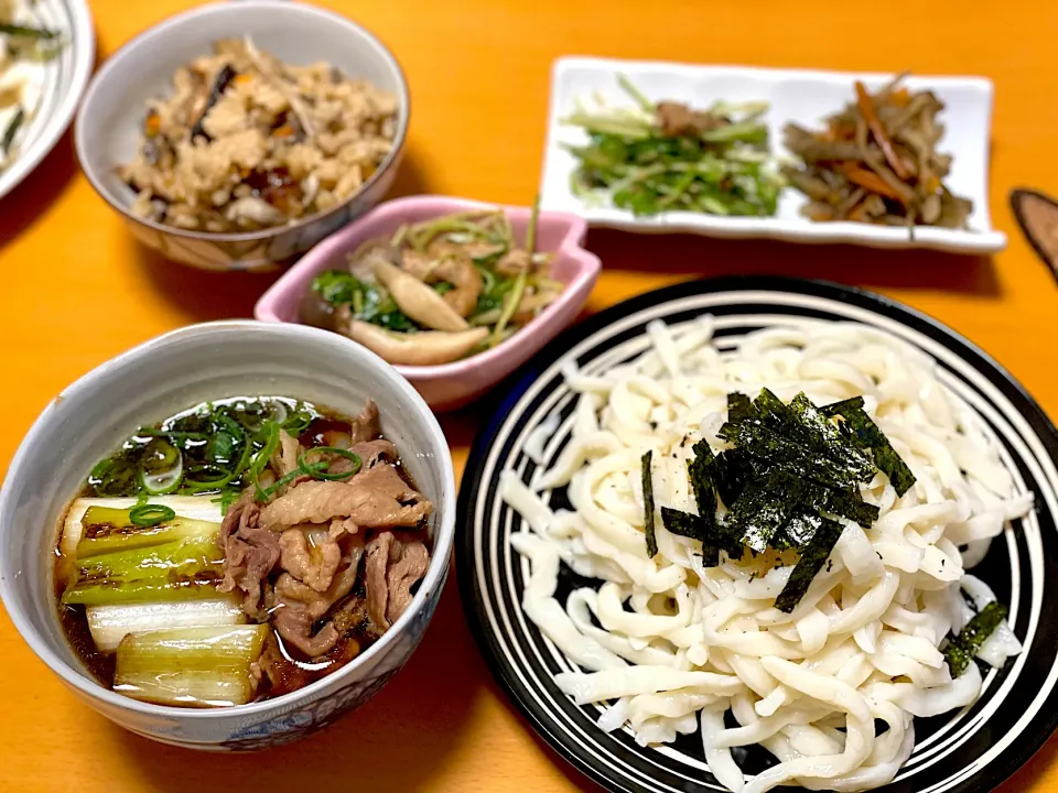 Snapdishの料理写真:手打ちうどんdeネギ豚つけうどん🌟鳥と牛蒡の炊き込みご飯🌟水菜としめじ薄揚げの煮物🌟水菜の胡麻おかかナムル🌟きんぴらごぼう|まり＊さん