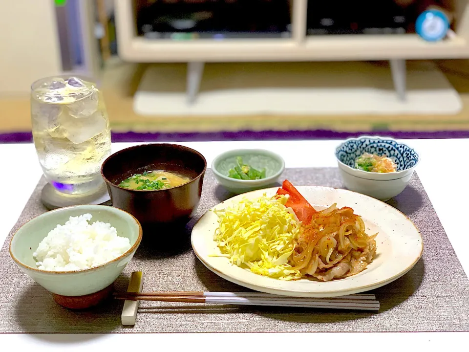 Snapdishの料理写真:晩ごはん。生姜焼き、冷奴、インゲンの胡麻和え、カリフラワーのお味噌汁。|yukiさん