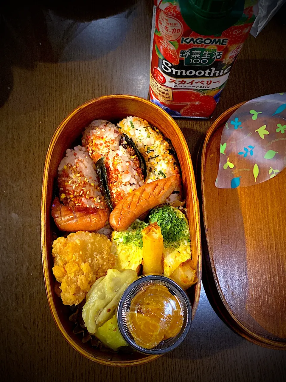 Snapdishの料理写真:お弁当🍱　おむすび　牛肉と鮭のふりかけ　焼き海苔　十六穀ごはん　干し海老の出し巻き卵　チーズ春巻き　カリフラワーロマネスコとエリンギのフリッター　フライドチキン　ソーセージソテー　伊予柑　スカイベリーの野菜スムージー　ほうじ茶|ch＊K*∀o(^^*)♪さん