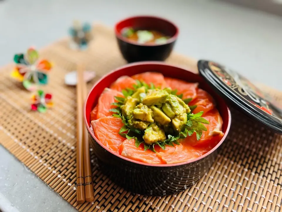 Snapdishの料理写真:「サーモンとアボ漬けの丼」|バシュランさん