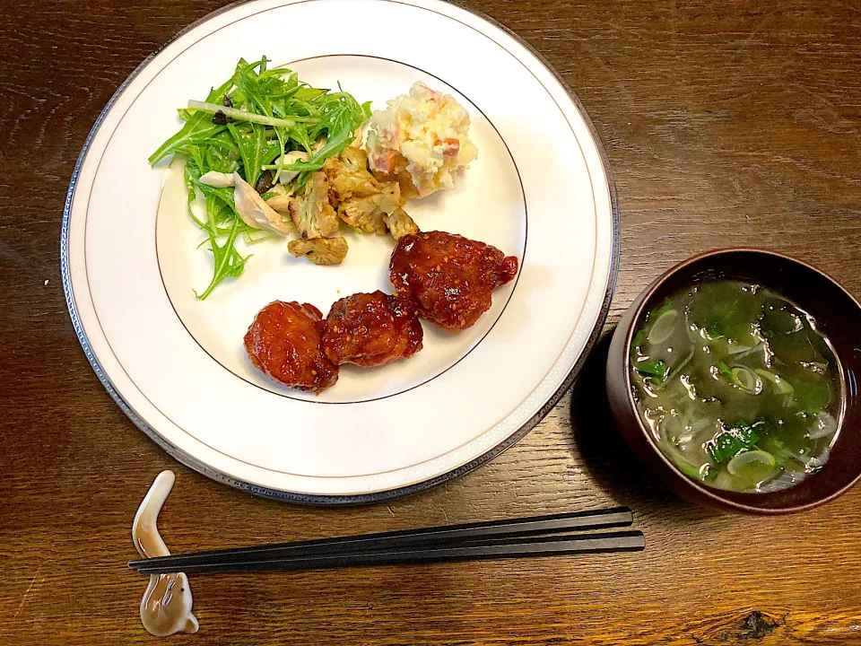 ヤムニョムチキン、水菜のサラダ、カリフラワーのフリット、ポテサラ、ワカメスープ|カドラさん