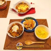 今日の夕食　味噌豚丼、ちくわと切り干し大根の煮物、キャベツスープ、厚揚げのキムチチーズ焼き