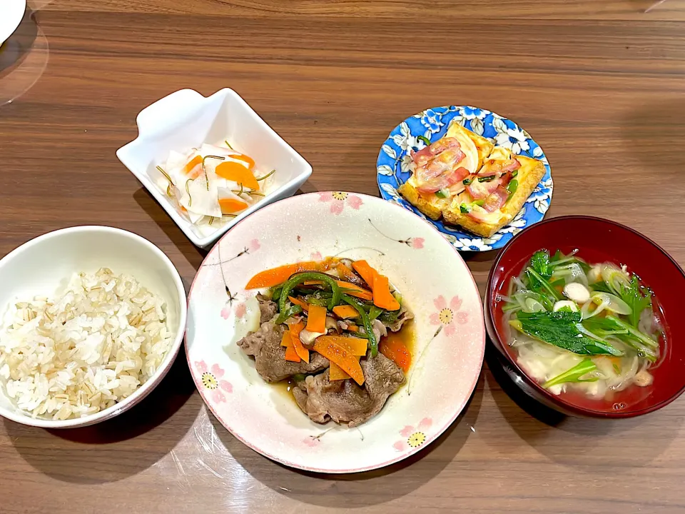 ピーマンと牛肉の甘辛煮　水菜と鶏肉の中華スープ　厚揚げのピザ風　かぶの紅白なます|おさむん17さん